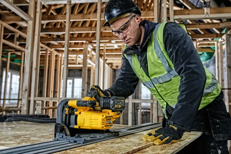 DEWALT DCS520T2-XE, DCS520T2 utilisé sur chantier. Ouvrier manipule outil photo jaune sur bois.